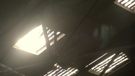 Sonne-Scheint-Durch-Sparrendachfenster-In-Heruntergekommenem-Gebäude