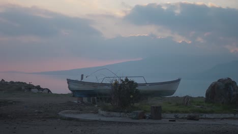 Malerischer-Sonnenuntergang-Landschaftsaufnahme-Eines-Kleinen-Traditionellen-Fischerbootes