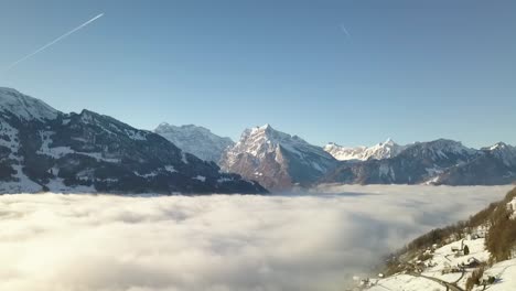 Vista-Aérea-Sobre-Un-Gran-Panorama-Invernal-En-Los-Alpes-Suizos