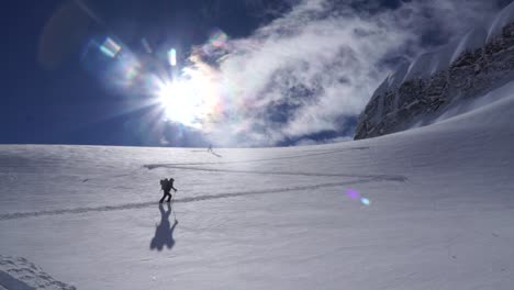 Backcountry-Skifahrer,-Die-Einen-Steilen-Skintrack-Aufsteigen