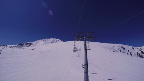 Skilift-In-Richtung-Der-Spitze-Eines-Berges