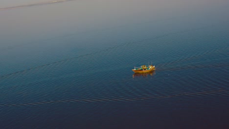 Un-Barco-De-Pescadores-En-El-Mar-Azul-Con-Una-Vista-De-Drones