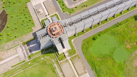 Drohne-Von-Oben-Nach-Unten-Des-Berühmten-Gebäudes-In-Form-Eines-Kreuzes-Im-Sonnenlicht,-Orbit---Faro-Colon,-Dominikanische-Republik