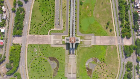 Überfliegen-Sie-Das-Kreuzförmige-Denkmal-Von-Christopher-Columbus,-Santo-Domingo,-Dominikanische-Republik