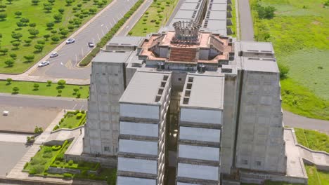 Der-Kolumbus-Leuchtturm-In-Der-Nähe-Eines-Parkplatzes-In-Santo-Domingo,-Dominikanische-Republik