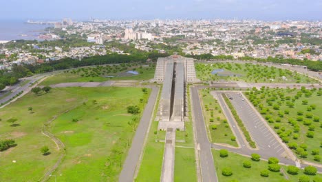 Vuelo-Aéreo-Sobre-El-Faro-De-Colón-Un-Monumento-Mausoleo-Ubicado-En-Santo-Domingo,-República-Dominicana