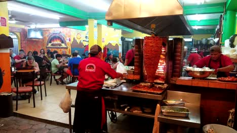 Video-Timelapse-Of-El-Fogon,-A-Busy-Authentic-Restaurant-In-Mexico-With-Rotating-Al-Pastor,-Cooks,-Cuisine
