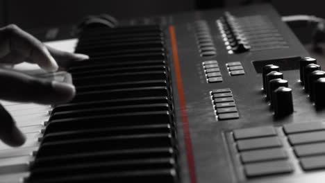 Nahaufnahmevideo-Eines-Musikers,-Der-Klavier-Spielt