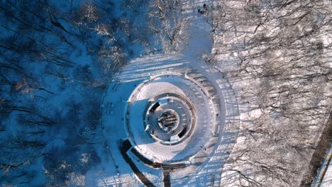 Schneebedeckte-Aussichtspunkt-Drohnenaufnahmen
