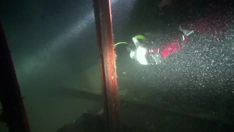 Diver-reels-in-the-line-on-the-way-out-of-the-wreck