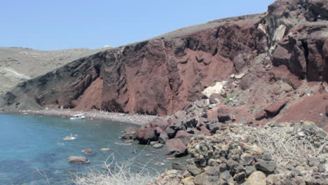 Wide-shot-of-the-red-beach-in-Santorini