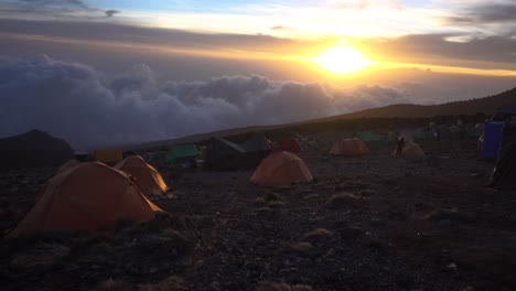Hermosa-Puesta-De-Sol-En-El-Campamento-Del-Monte-Kilimanjaro-Con-Nubes-Espesas
