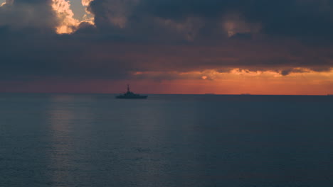 Weite-Luftaufnahme-Eines-Kriegsschiffs-Der-Royal-Navy,-Das-Bei-Sonnenaufgang-Auf-Ruhiger-See-Segelt