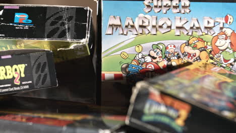 Caja-De-Kart-De-Super-Mario-Vintage-Con-Otros-Juegos-Que-Rodean-La-Diapositiva-Izquierda