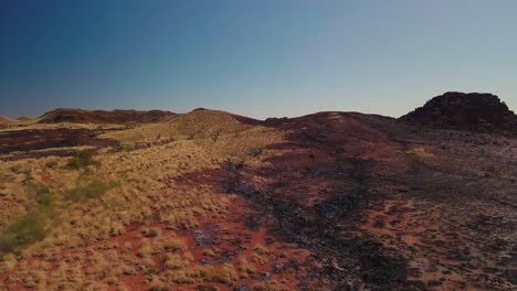 Drone-Aéreo-Elevándose-Sobre-El-Vasto-Desierto-Australiano-Después-De-Un-Incendio-Forestal