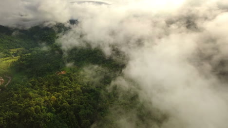 Vista-Aérea-Volando-Sobre-La-Exuberante-Montaña-Verde-De-La-Selva-Tropical-Con-Nubes-De-Lluvia-Durante-La-Temporada-De-Lluvias-En-El-Parque-Nacional-Reservado-De-La-Montaña-Doi-Phuka-En-El-Norte-De-Tailandia