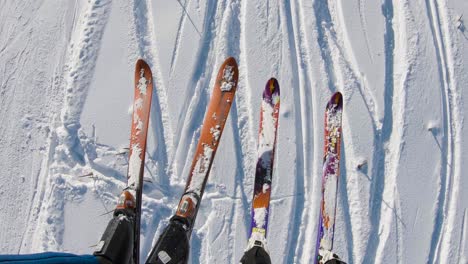 Skier-Hängen-An-Einem-Fahrenden-Skilift