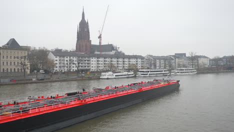 Großer-Roter-Frachter,-Der-An-Frankfurt-Vorbeifährt