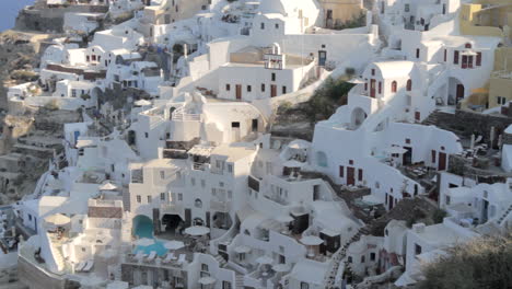 View-from-above-of-holiday-villas-and-homes-in-Oia,-Santorini