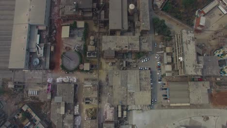 Draufsicht-Auf-Eine-Raffinerie-Und-Eine-Fabrik,-Bombay,-Indien,-Mit-Dächern-Der-Fabrik,-Außerhalb-Der-Fabrik-Geparkte-Autos