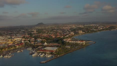 Luftschwenkansicht-Des-Schönen-Marinas-Und-Der-Stadt-Oranjestad-Von-Aruba