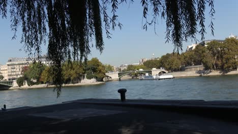 Timelapse-of-Paris,-France-over-the-boats-on-Seine