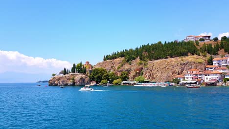 Hermosa-Vista-De-La-Antigua-Ciudad-De-Ohrid-Con-La-Iglesia-De-San-Juan-El-Teólogo,-Kaneo-Y-Edificios-En-El-Puerto-Desde-El-Barco-En-La-Perspectiva-Del-Agua
