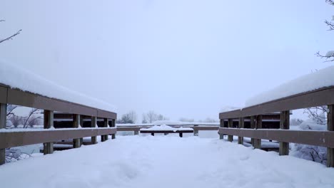 Schnee-Fällt-Vor-Dem-Hintergrund-Des-Decks