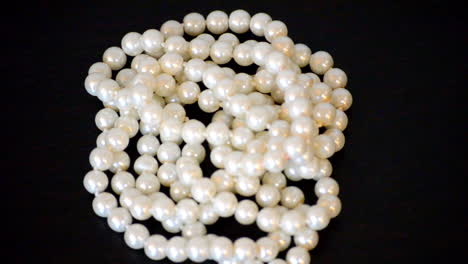 Perlenkette-Auf-Dem-Tisch