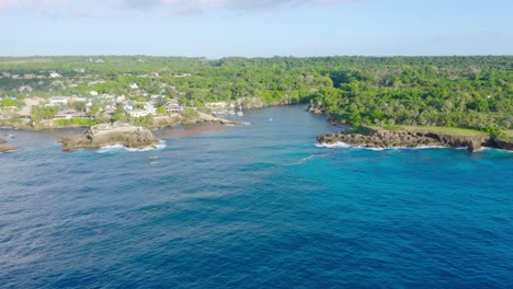 Luftaufnahme-Der-Schönen-Blauen-Bucht-Bei-Boca-De-Yuma-Mit-Grüner-Waldlandschaft-Während-Des-Sonnenlichts,-Dominikanische-Republik
