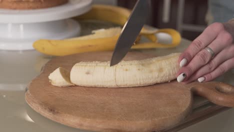 Nahaufnahmevideo-Einer-Frau,-Die-Eine-Banane-Für-Einen-Zukünftigen-Köstlichen-Kuchen-Hackt