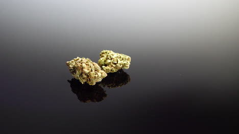 Zwei-Marihuana-Blütenknospen,-Die-Bereit-Sind,-Isoliert-Auf-Schwarzem-Hintergrund-Geraucht-Zu-Werden
