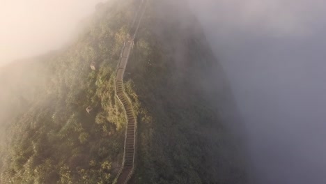 Wolken-Ziehen-über-Ein-Oberes-Segment-Der-Haiku-Treppe-Auf-Oahu