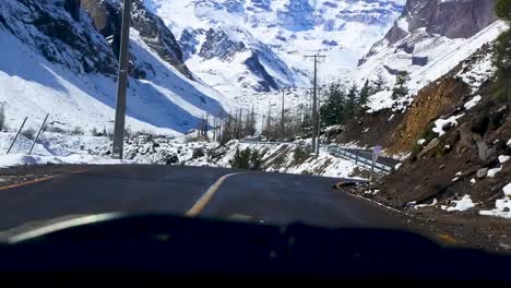 Fahren-Unter-Riesigen-Bergen,-Cajón-Del-Maipo,-Chile