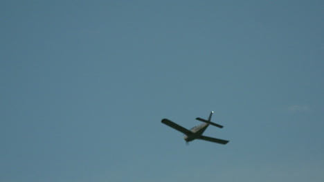 Ein-Kleines-Flugzeug-Fliegt-Durch-Einen-Klaren-Blauen-Himmel