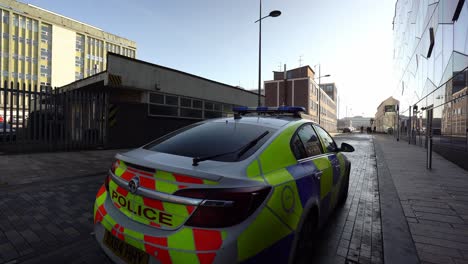 Ein-Polizeifahrzeug,-Das-Vor-Der-Polizeiwache-Und-Dem-Gebäude-Des-Stadtrats-Von-Stoke-Im-Stadtzentrum-Geparkt-Ist