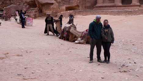 Touristen,-Die-Fotos-Mit-Zwei-Kamelen-Und-Der-Fassade-Von-Al-Khazneh-Oder-Der-Schatzkammer-In-Der-Antiken-Stadt-Petra-Im-Hintergrund-Machen