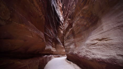 Enge-Und-Tiefe-Passage-Der-Al-Siq-Schlucht-Mit-Roten-Felswänden-Von-Beiden-Seiten-In-Der-Antiken-Stadt-Petra