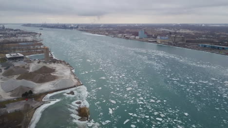 Gebrochenes-Eis,-Das-Den-Detroit-River-Zwischen-Kanada-Und-Den-Usa-Hinunterschwimmt