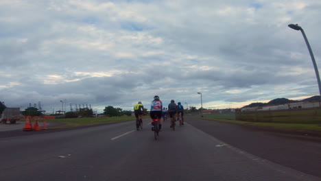 Eine-Gruppe-Von-Radfahrern,-Die-Auf-Einer-Langen-Straße-In-Der-Landschaft-Panamas-Fahren