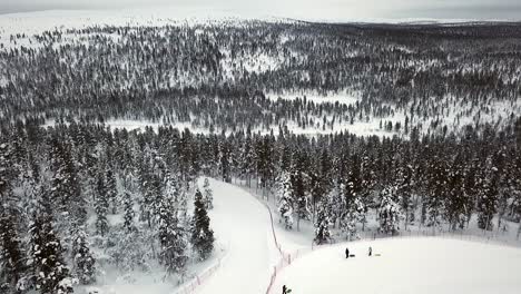 Bergauf-Gehen-Zum-Rodeln-In-Saariselka,-Lappland,-Finnland