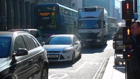 Various-vehicles,-cars---busses-travelling-in-Liverpool-city-streets-on-sunny,-bright-day