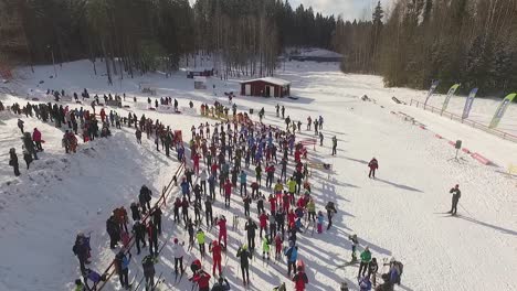Competición-Anual-De-Esquí-En-Aluksne,-Letonia,-Bosques-Y-Día-Soleado