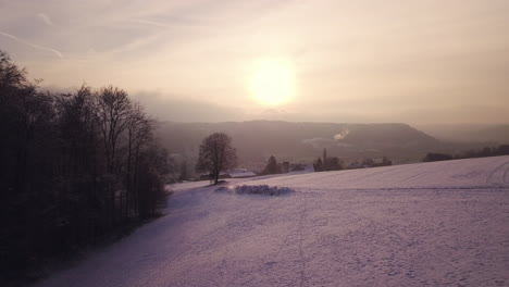 über-Einem-Schneefeld-Mit-Blick-Auf-Einen-Sonnenuntergang