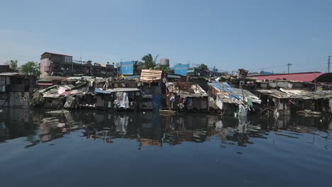 Antenne-Des-Slumgebiets-Entlang-Des-Verschmutzten-Kanals-In-Tondo-Manila,-Philippinen