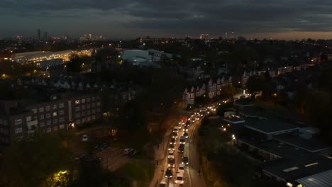 Toma-De-Drones-Del-Tráfico-De-Londres-Por-La-Noche