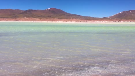 Lago-En-El-Desierto-De-Atacama,-Chile
