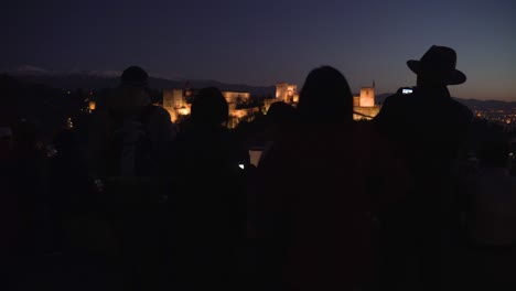 Silhouette-Von-Touristen,-Die-Nach-Sonnenuntergang-Fotos-Von-Der-Alhambra-Machen