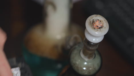 La-Marihuana-Medicinal-Se-Enciende-Y-Se-Inhala-De-Un-Bong-Y-El-Humo-De-Cannabis-Cae-Lentamente