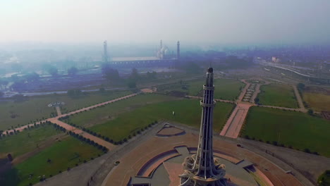 Aerial-viewover-the-Minar-e-Pakistan-to-the-Mughal`s-Famous-Badshahi-Mosque,-A-national-monument-located-in-Lahore,-Pakistan